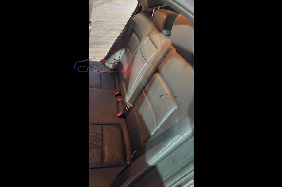 E 250 Mercedes ذهبي