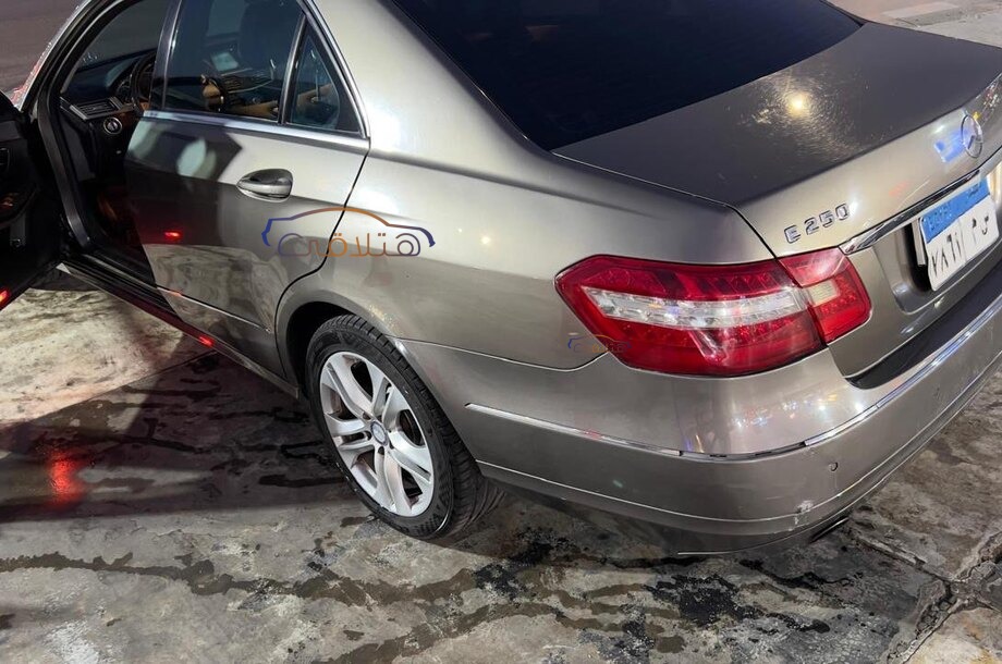 E 250 Mercedes ذهبي