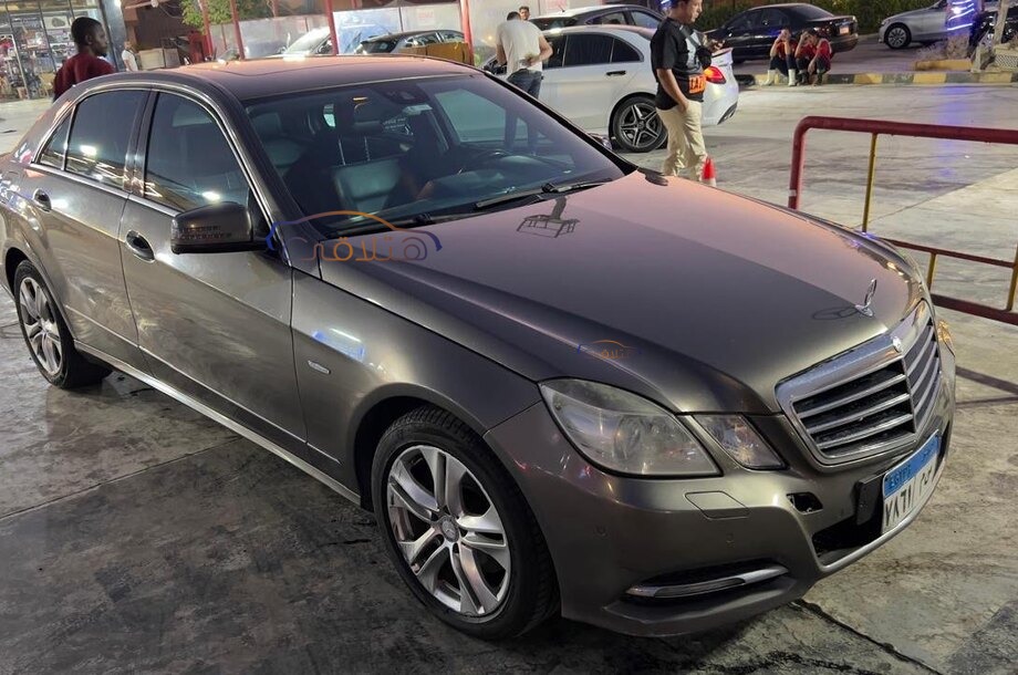 E 250 Mercedes ذهبي