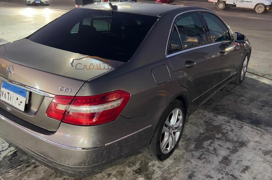 E 250 Mercedes ذهبي