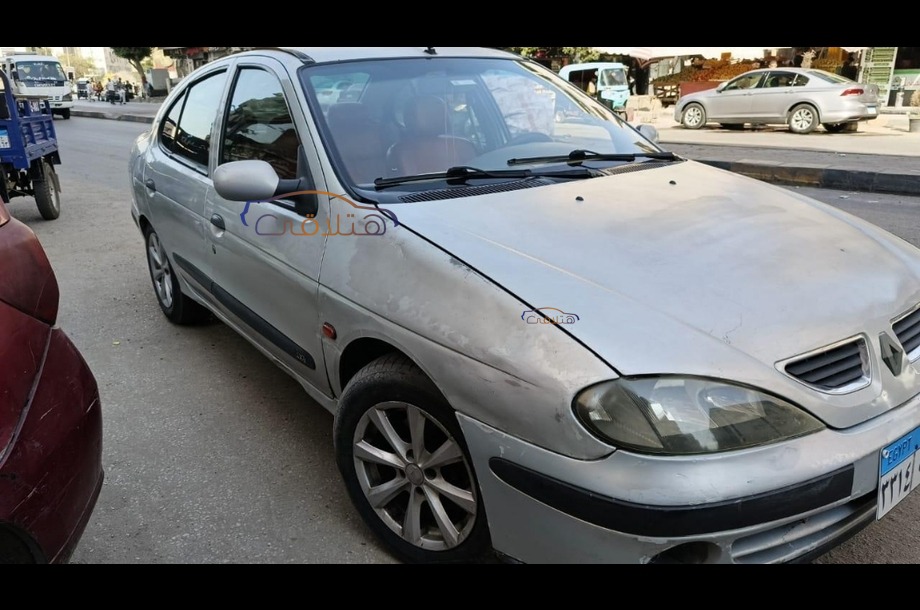 Megane Renault فضي