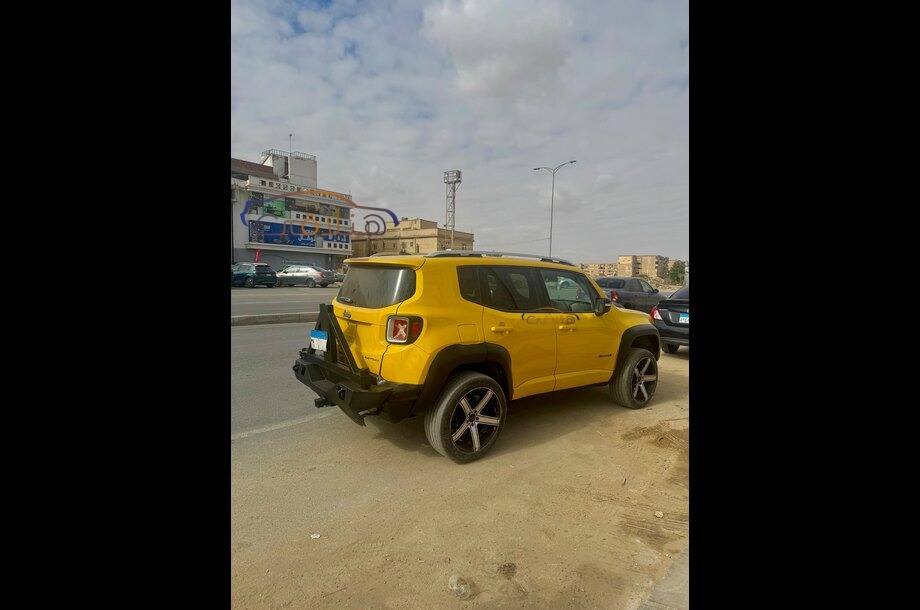 Renegade Jeep ذهبي