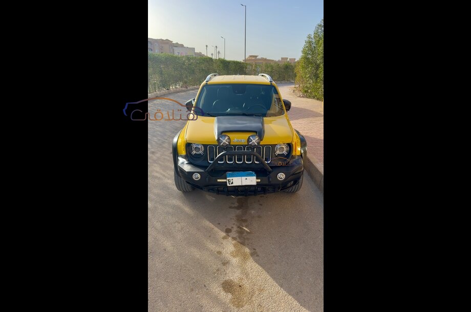 Renegade Jeep ذهبي