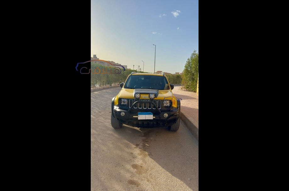 Renegade Jeep ذهبي