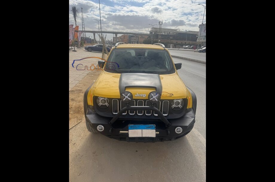 Renegade Jeep ذهبي
