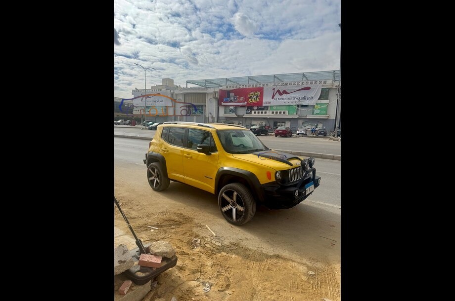 Renegade Jeep ذهبي