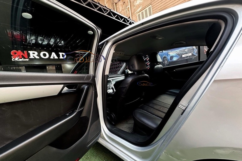 Passat Volkswagen فضي