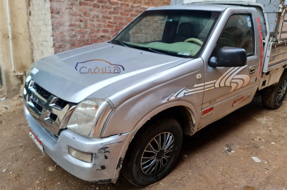 D max Isuzu فضي