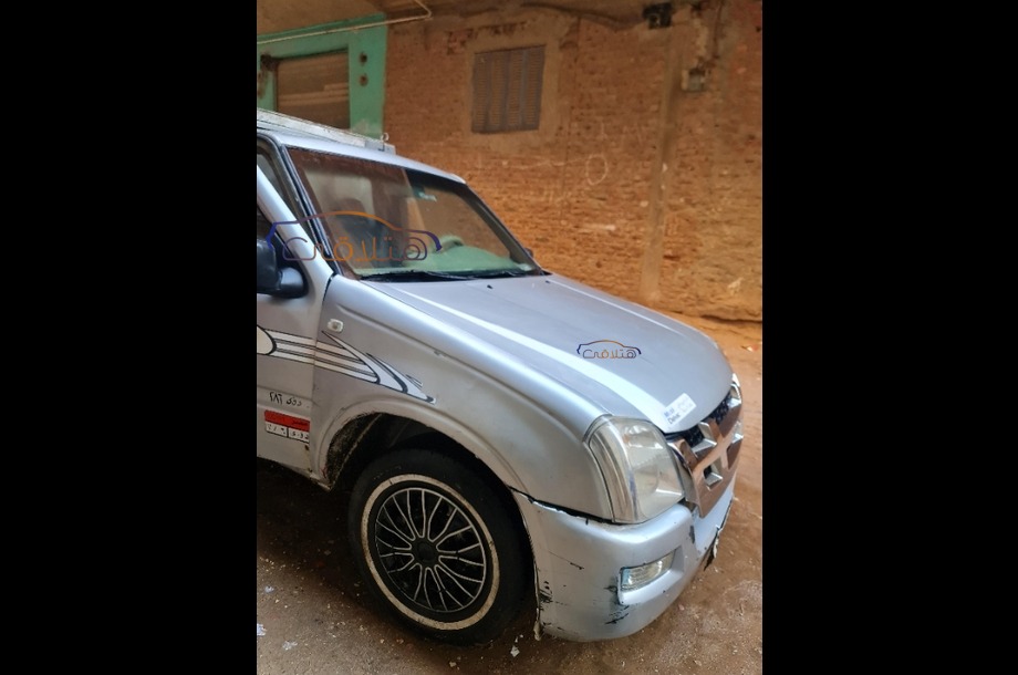D max Isuzu فضي