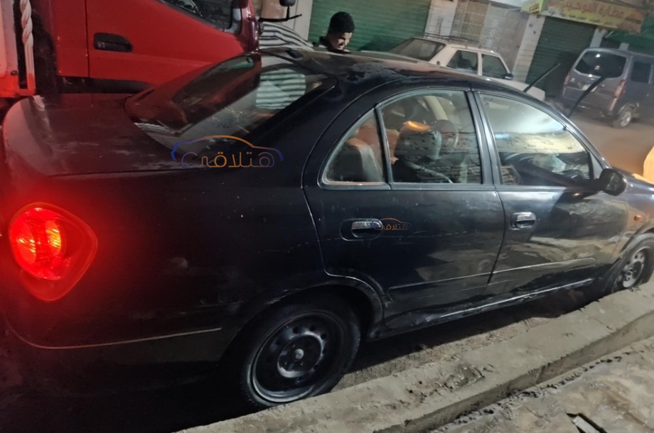 Sunny Nissan أسود