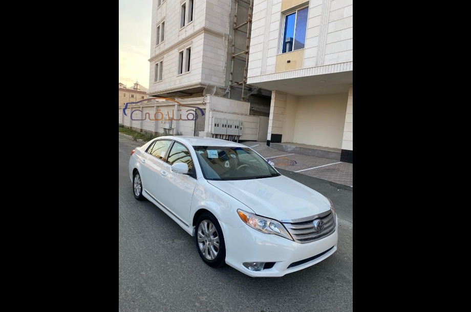 Avalon Toyota أبيض