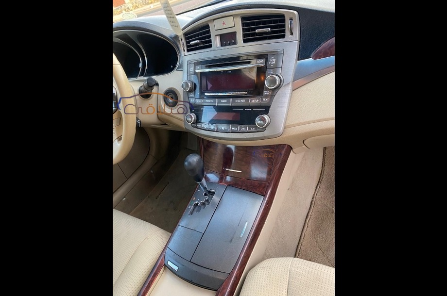 Avalon Toyota أبيض