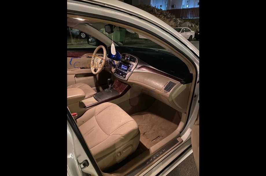 Avalon Toyota أبيض