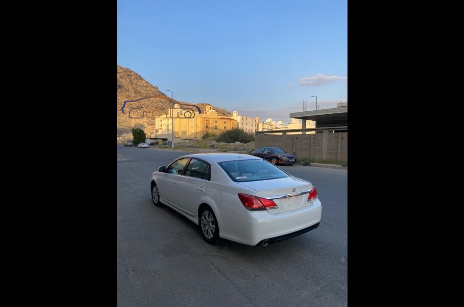 Avalon Toyota أبيض