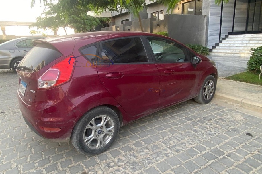 Fiesta Ford احمر غامق