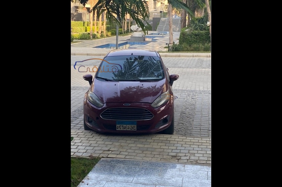 Fiesta Ford احمر غامق