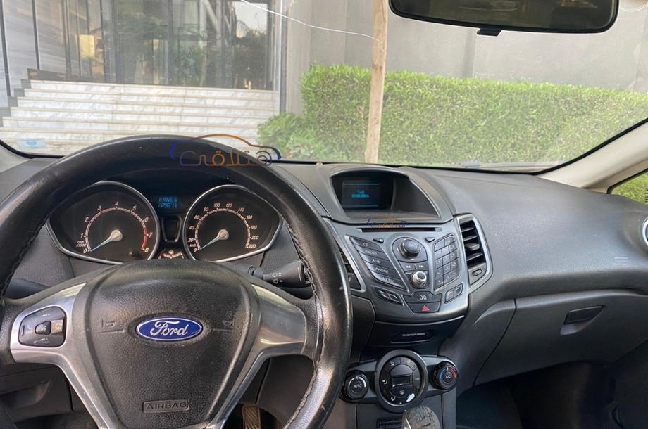 Fiesta Ford احمر غامق