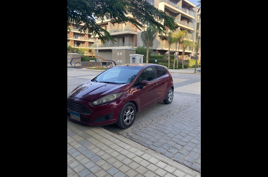 Fiesta Ford احمر غامق