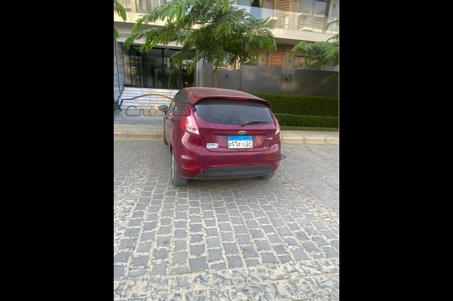 Fiesta Ford احمر غامق