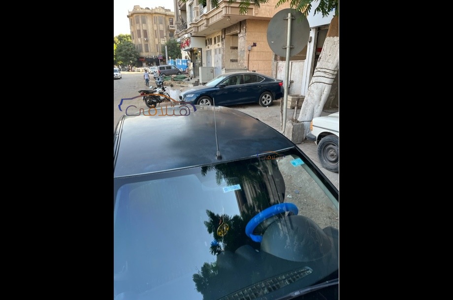 Sandero Renault أسود