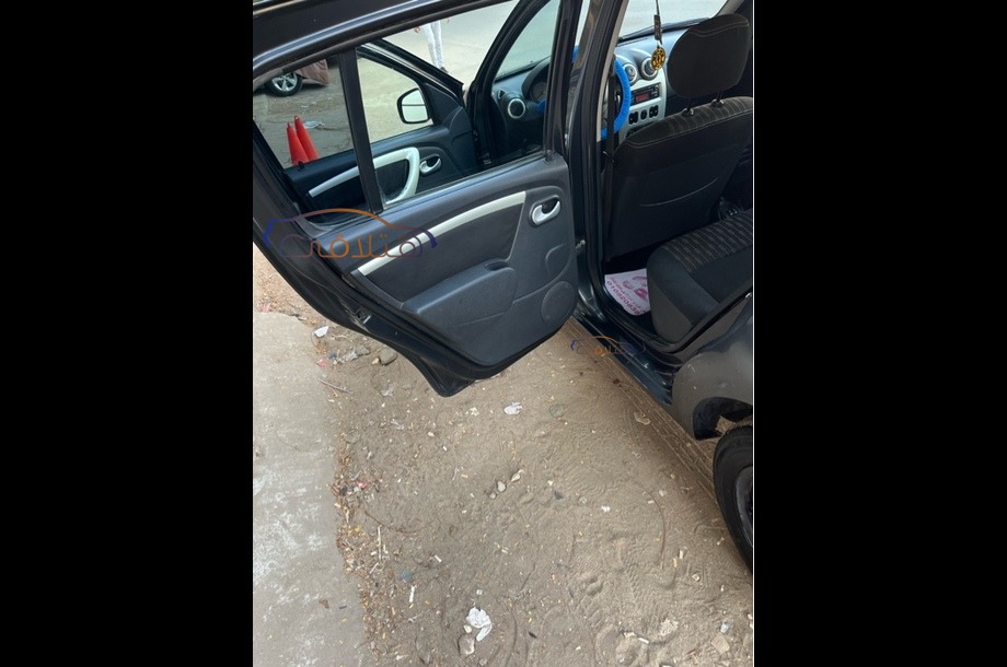 Sandero Renault أسود