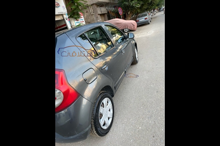 Sandero Renault أسود