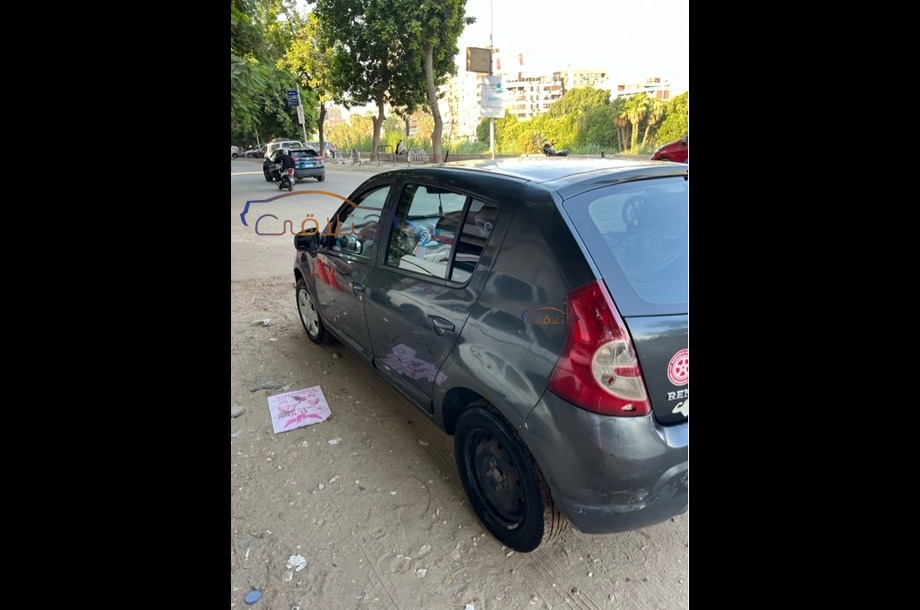 Sandero Renault أسود
