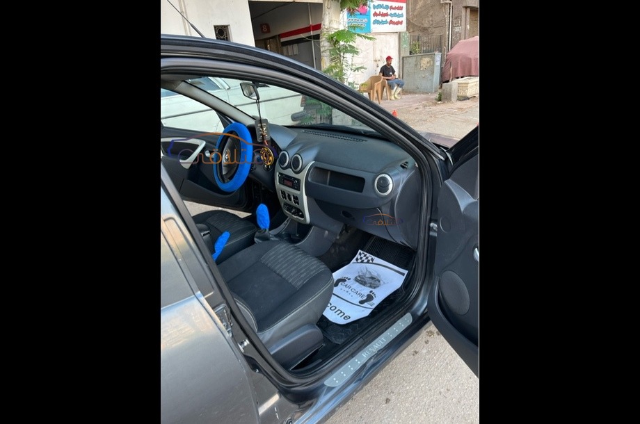 Sandero Renault أسود