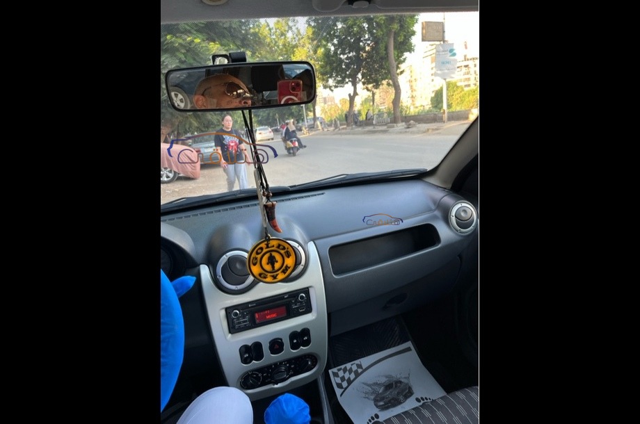 Sandero Renault أسود