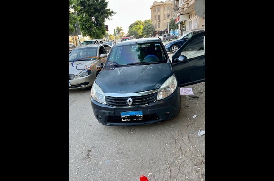 Sandero Renault أسود