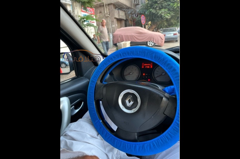 Sandero Renault أسود