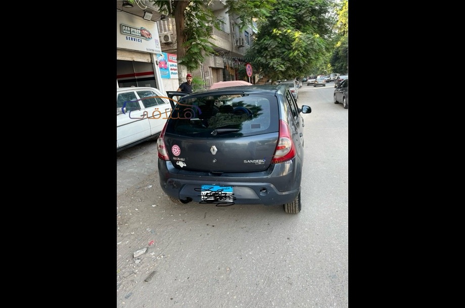 Sandero Renault أسود