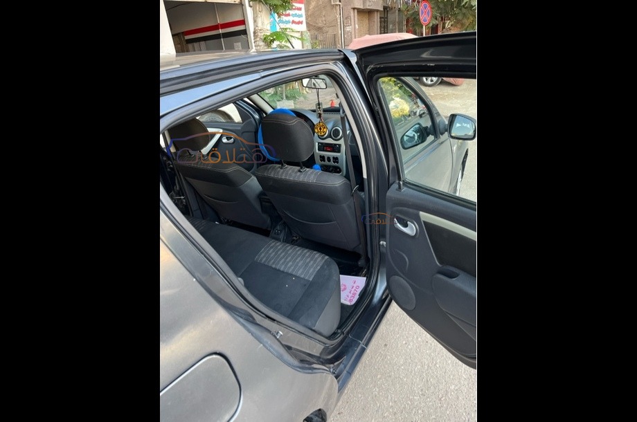 Sandero Renault أسود