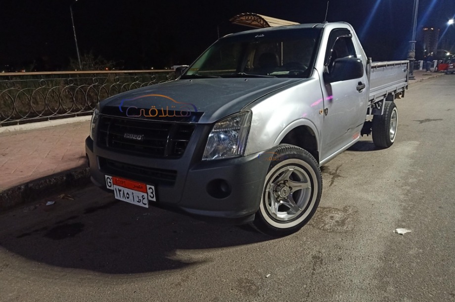 D max Isuzu فضي