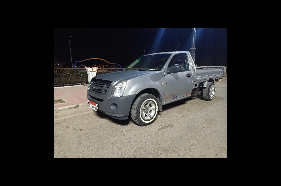 D max Isuzu فضي