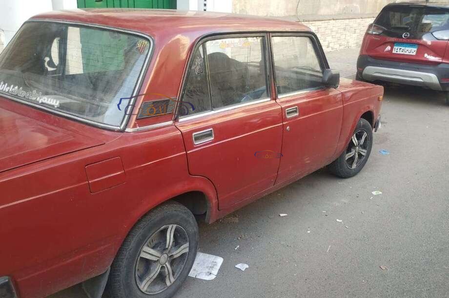 2105 Lada احمر