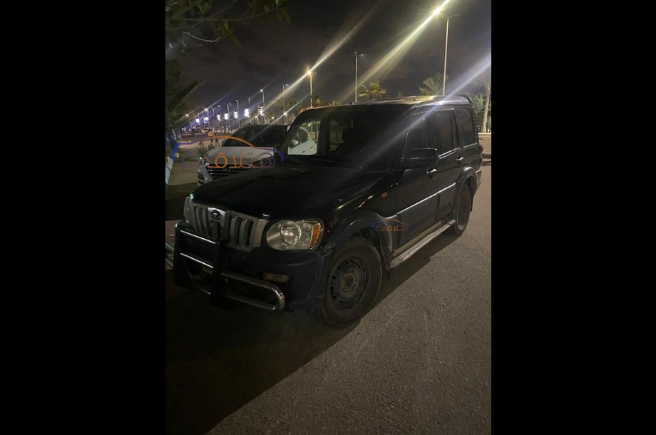 Scorpio Mahindra أسود