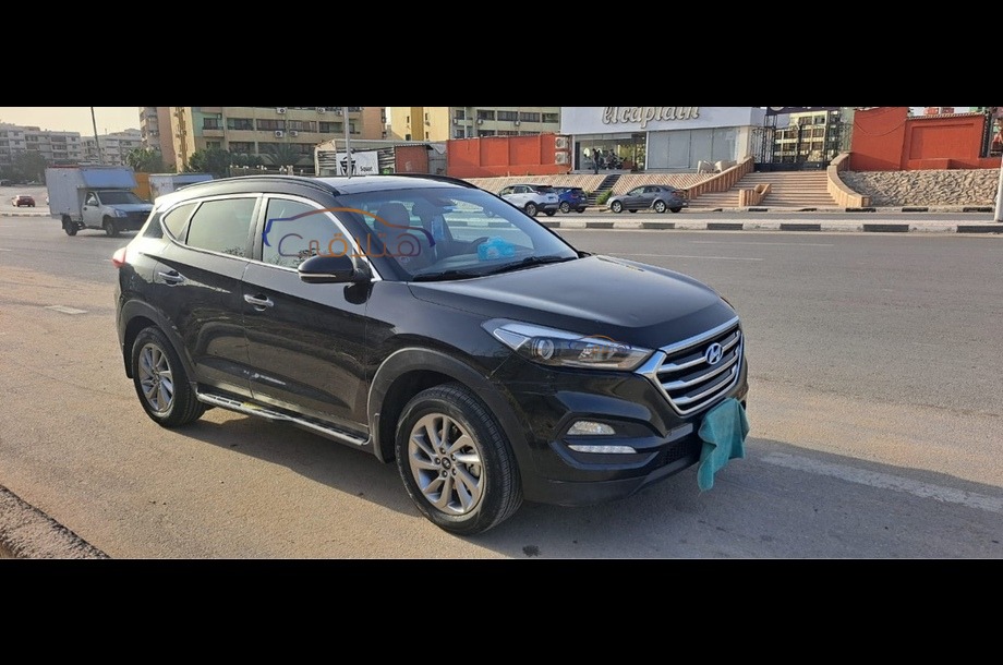 Tucson Hyundai أسود