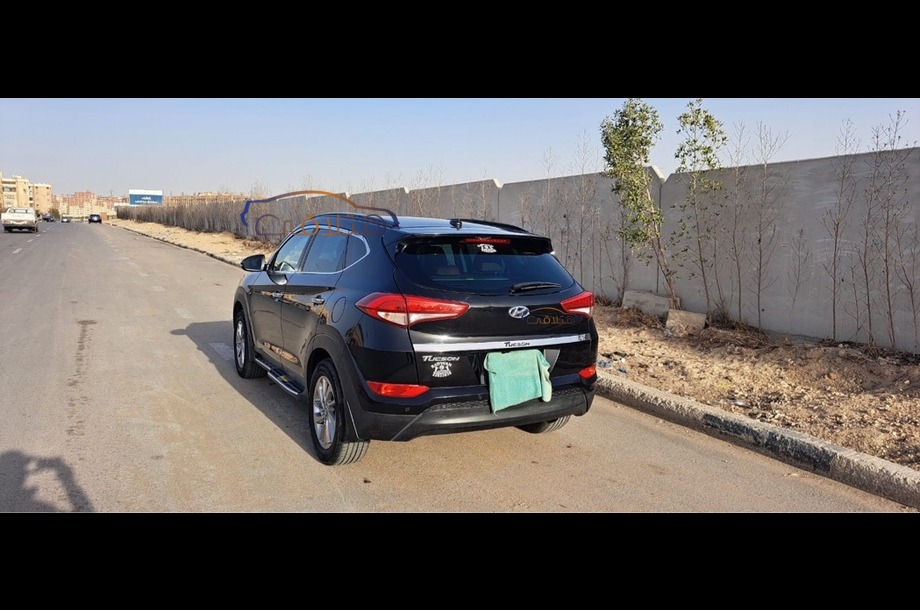 Tucson Hyundai أسود