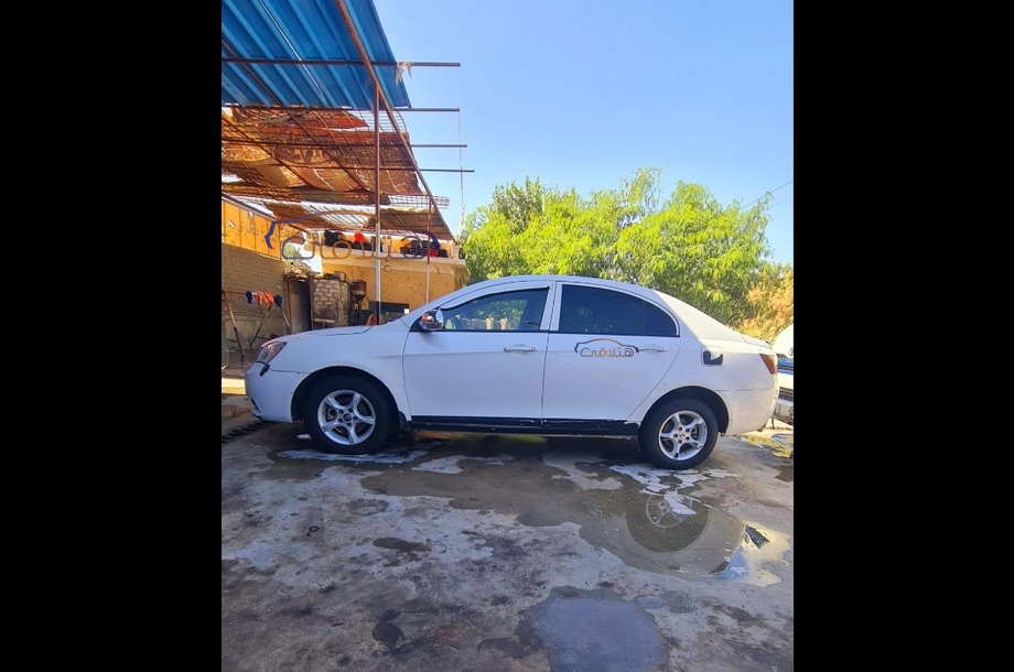 EC 7 Emgrand أبيض