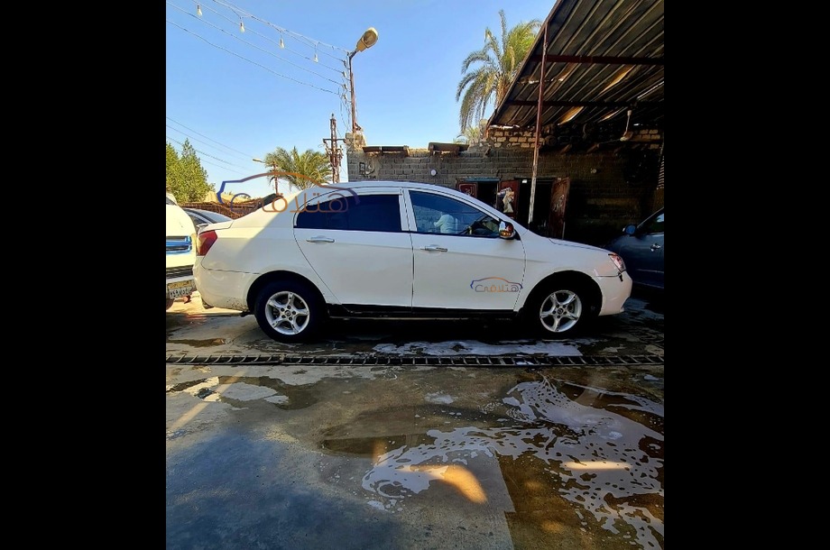 EC 7 Emgrand أبيض