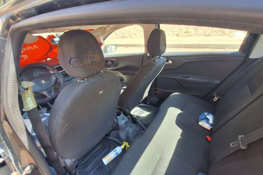 301 Peugeot أسود