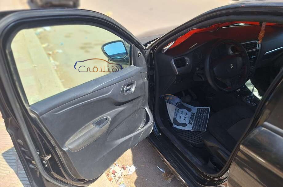 301 Peugeot أسود