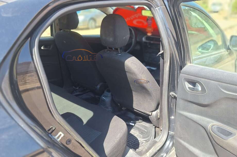 301 Peugeot أسود