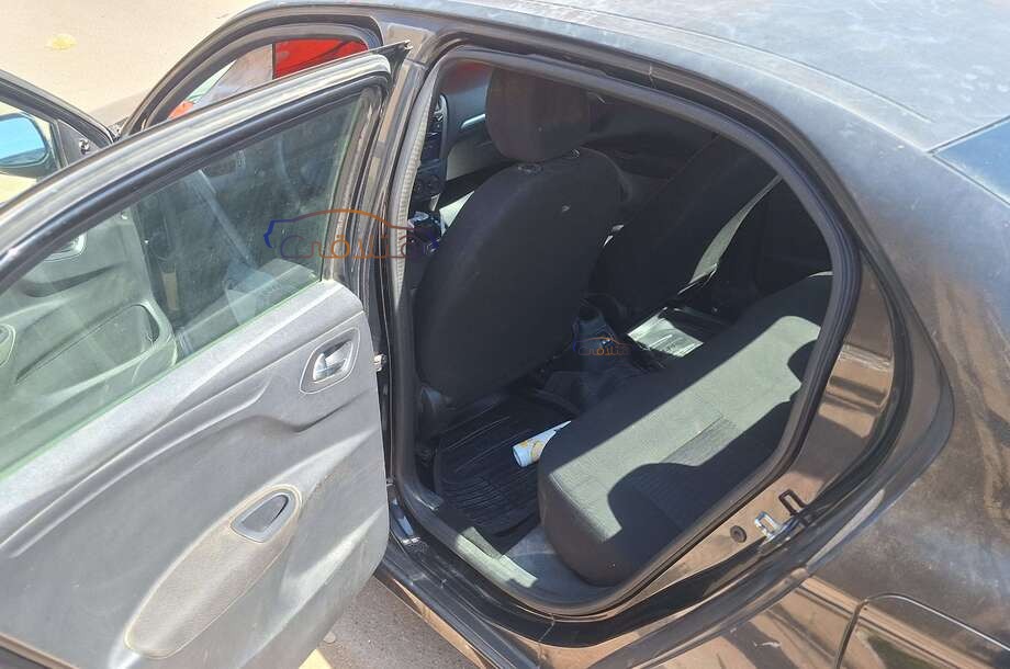 301 Peugeot أسود