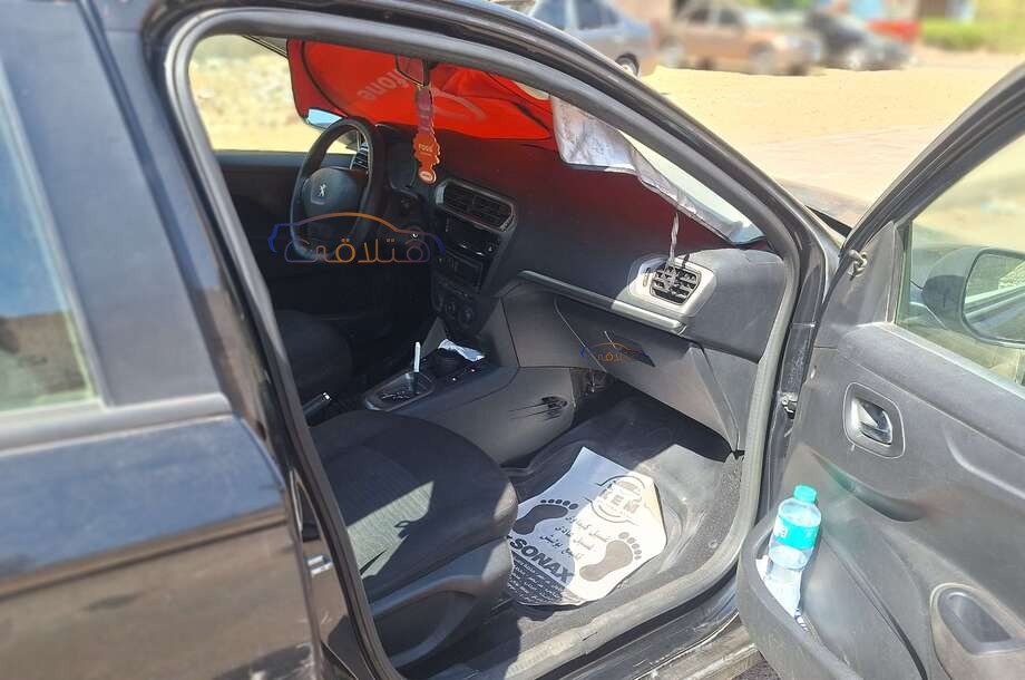 301 Peugeot أسود