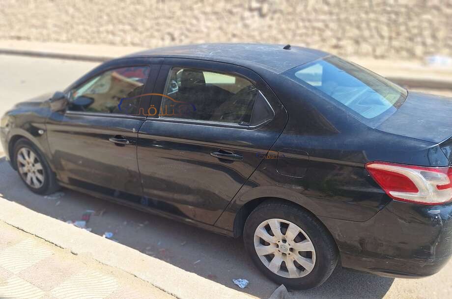 301 Peugeot أسود