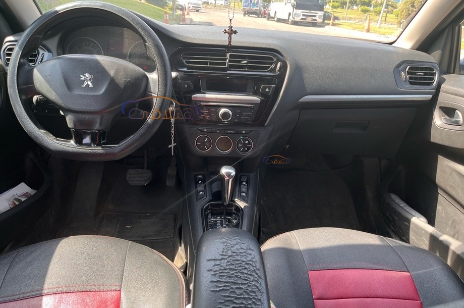 301 Peugeot أسود