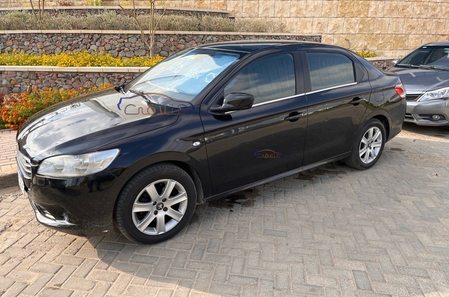 301 Peugeot أسود
