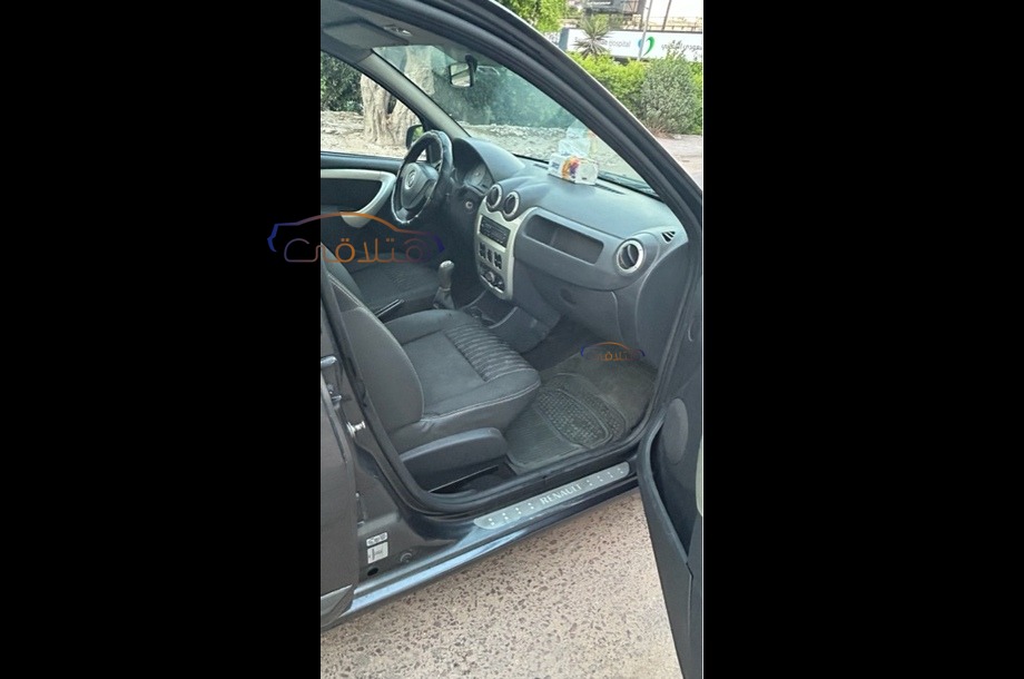 Sandero Renault أسود
